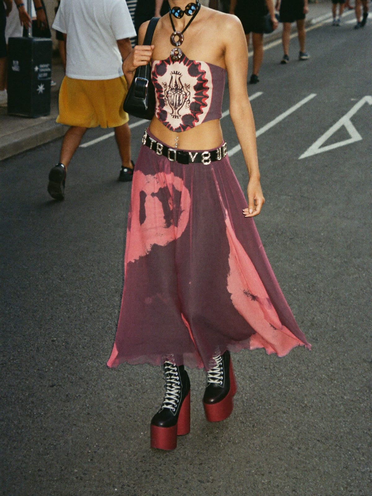 Corset Drama outfit for Barranquilla Carnival: corset or bustier, tulle skirt or wide cargos, lace-up platform boots