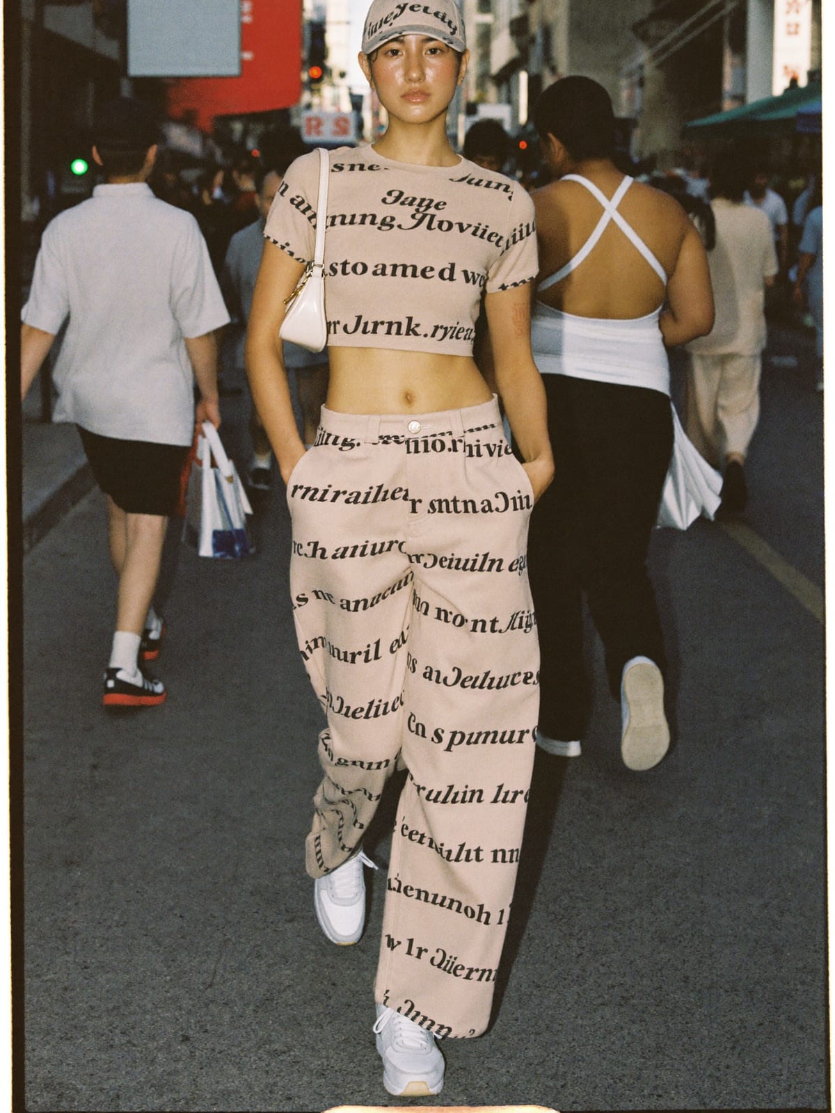 K-Wave Clean outfit for Barranquilla Carnival: matching cropped set, wide-leg trousers, clean white sneakers