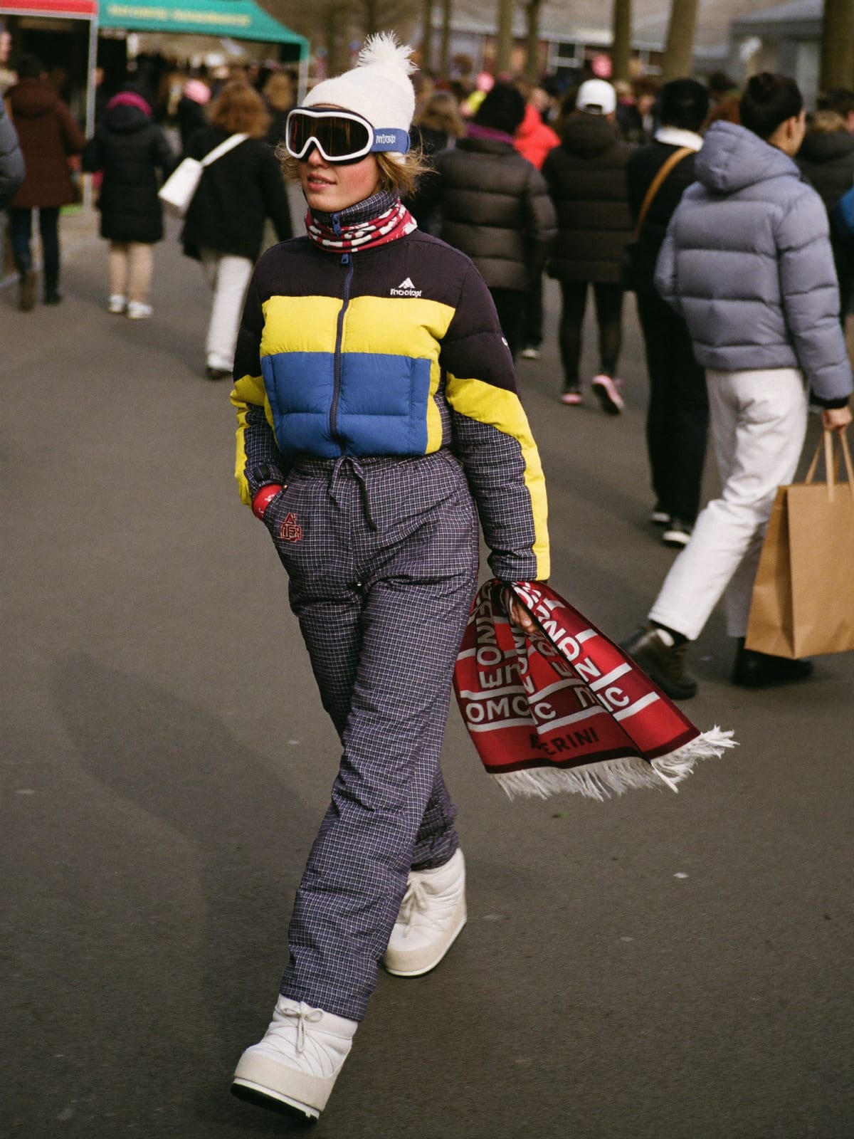 Après Retro outfit for Cologne Carnival: retro colour-block ski jacket, insulated snow trousers, snow boots