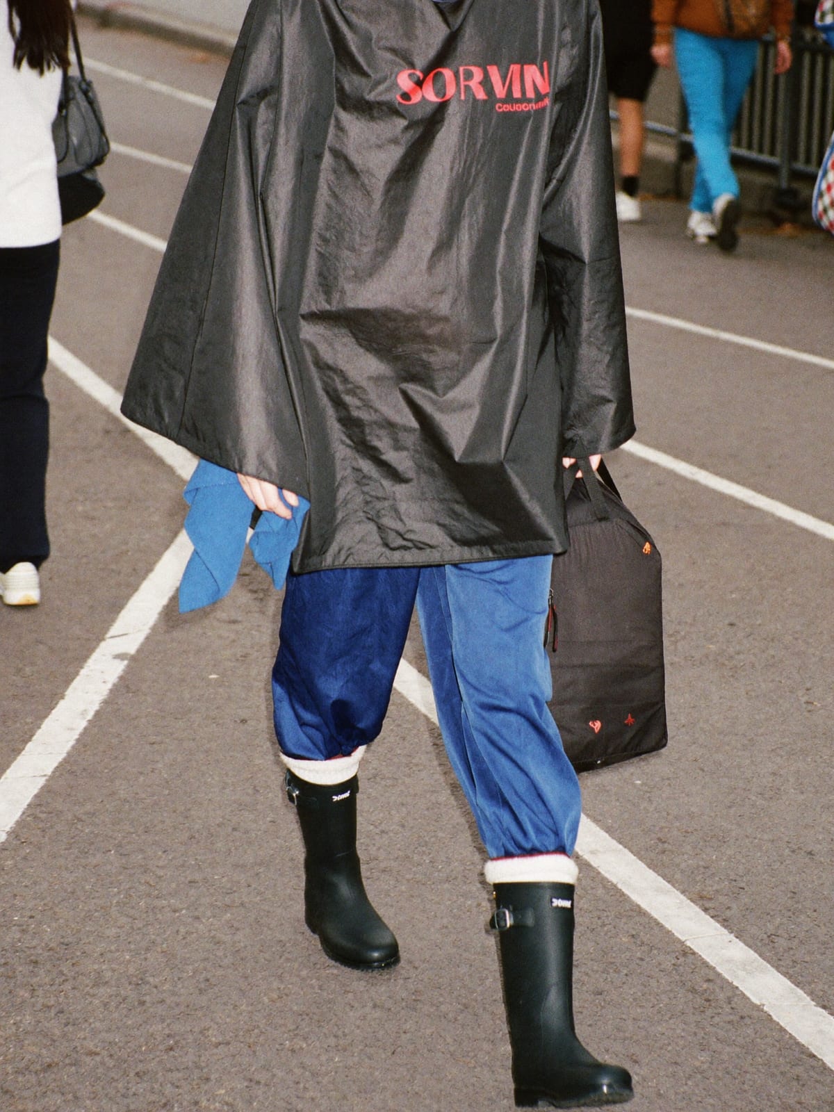 Mud-Proof Practical outfit for Cologne Carnival: waterproof poncho, wellington boots with thick socks, fleece mid-layer