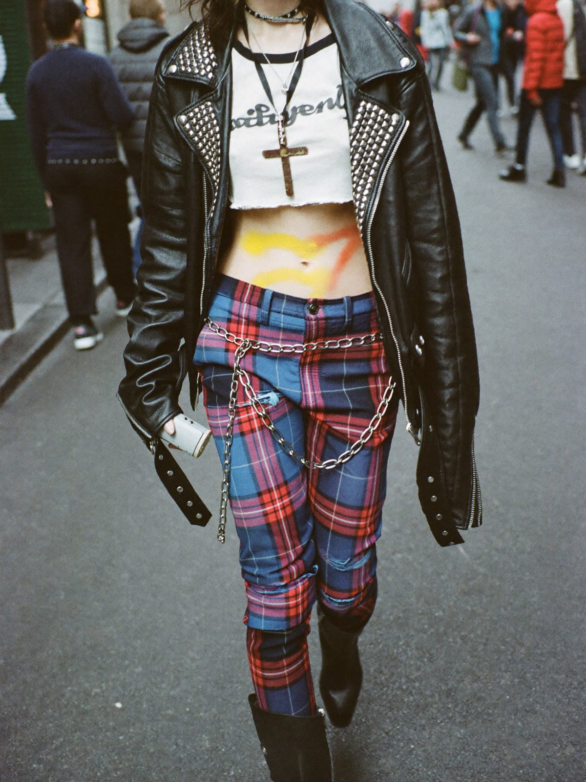 DIY Punk outfit for Cologne Carnival: cropped or cut-up tee, tartan trousers or ripped denim, lace-up boots