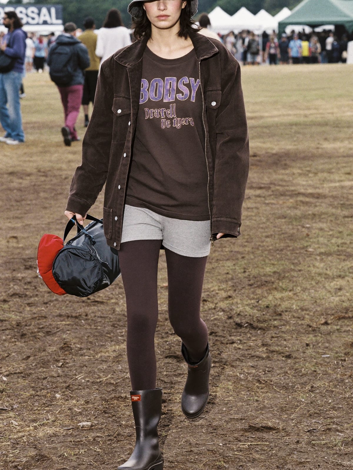 Field Grunge outfit for Creamfields: band tee, oversized flannel or denim jacket, shorts over thermal leggings