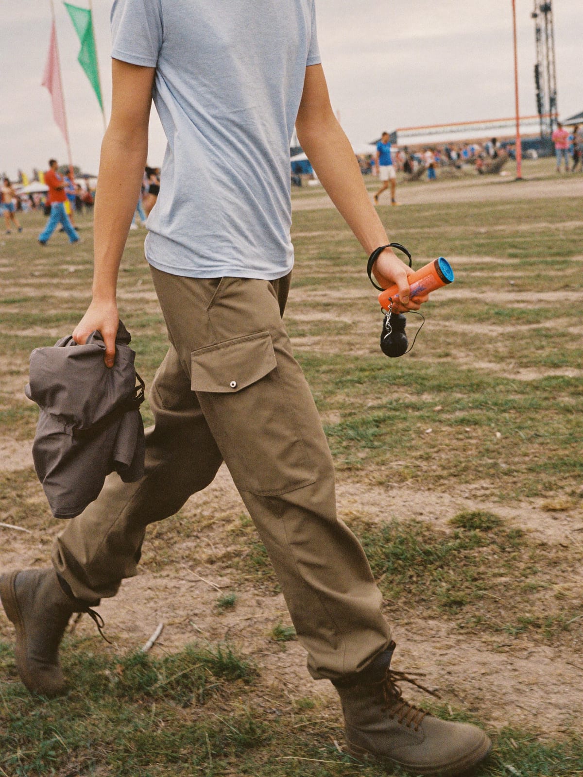 Camp Utility outfit for Creamfields: cargo trousers with real pockets, moisture-wicking tee, packable windbreaker