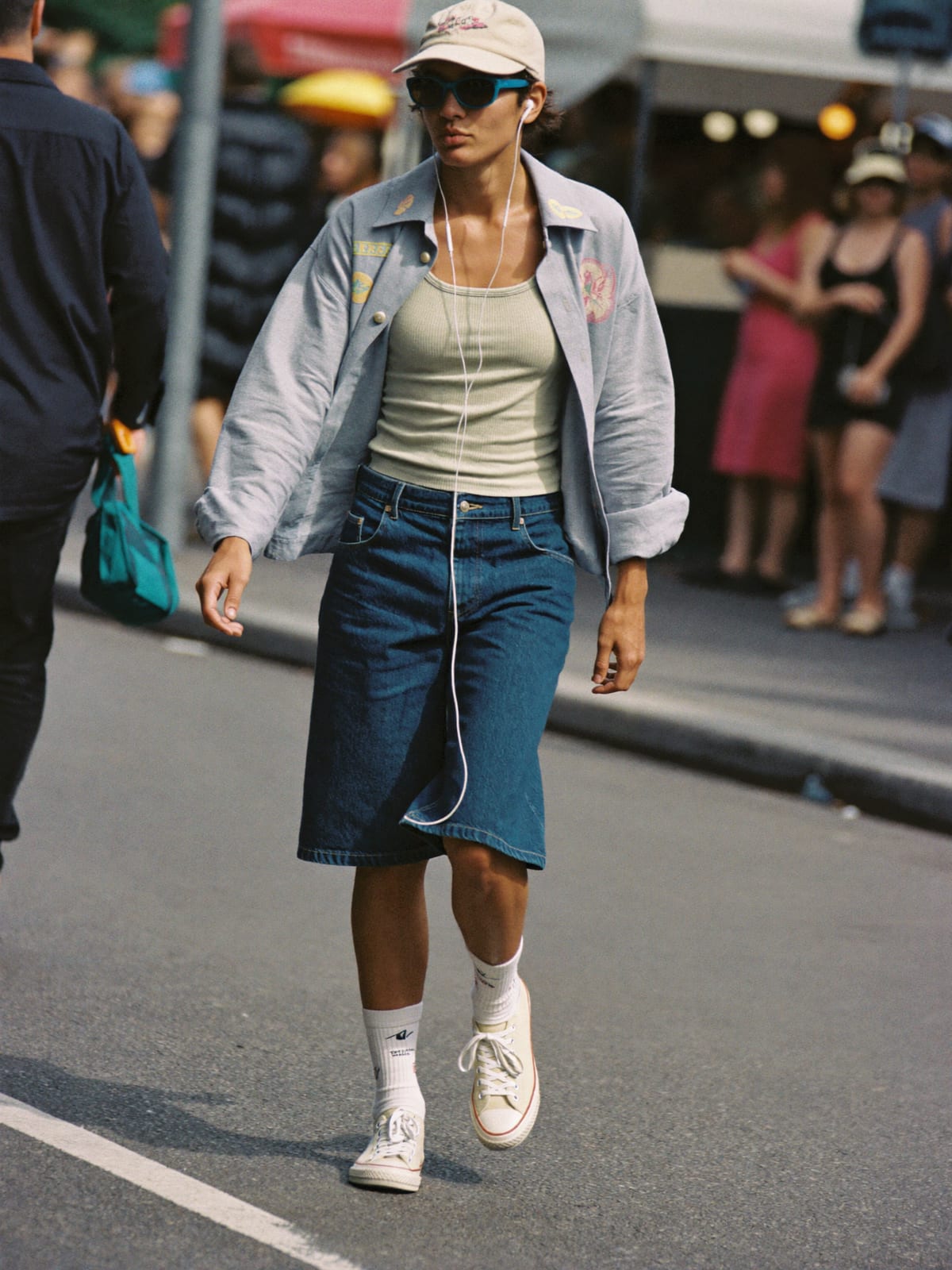 Jorts & Tank outfit for EXIT Festival: denim jorts, ribbed tank or open camp shirt, canvas or retro runners