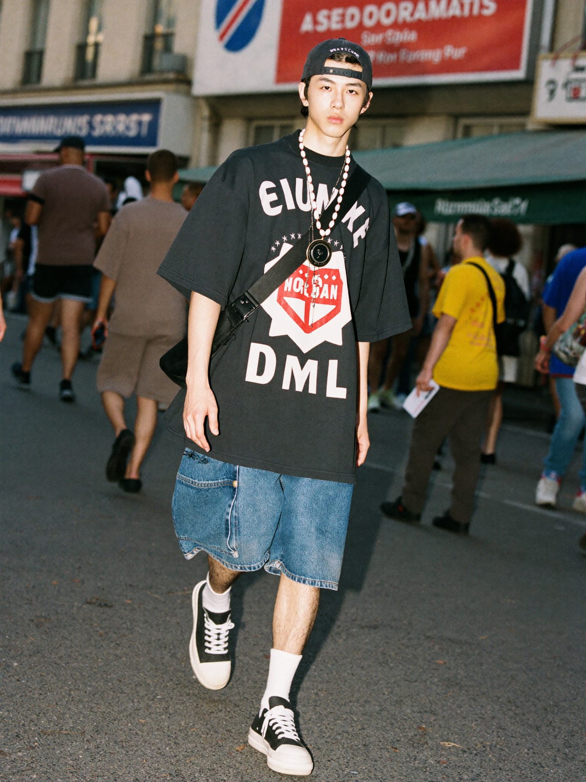 Street Heat outfit for EXIT Festival: oversized graphic tee or jersey, baggy denim or cargo shorts, statement sneakers