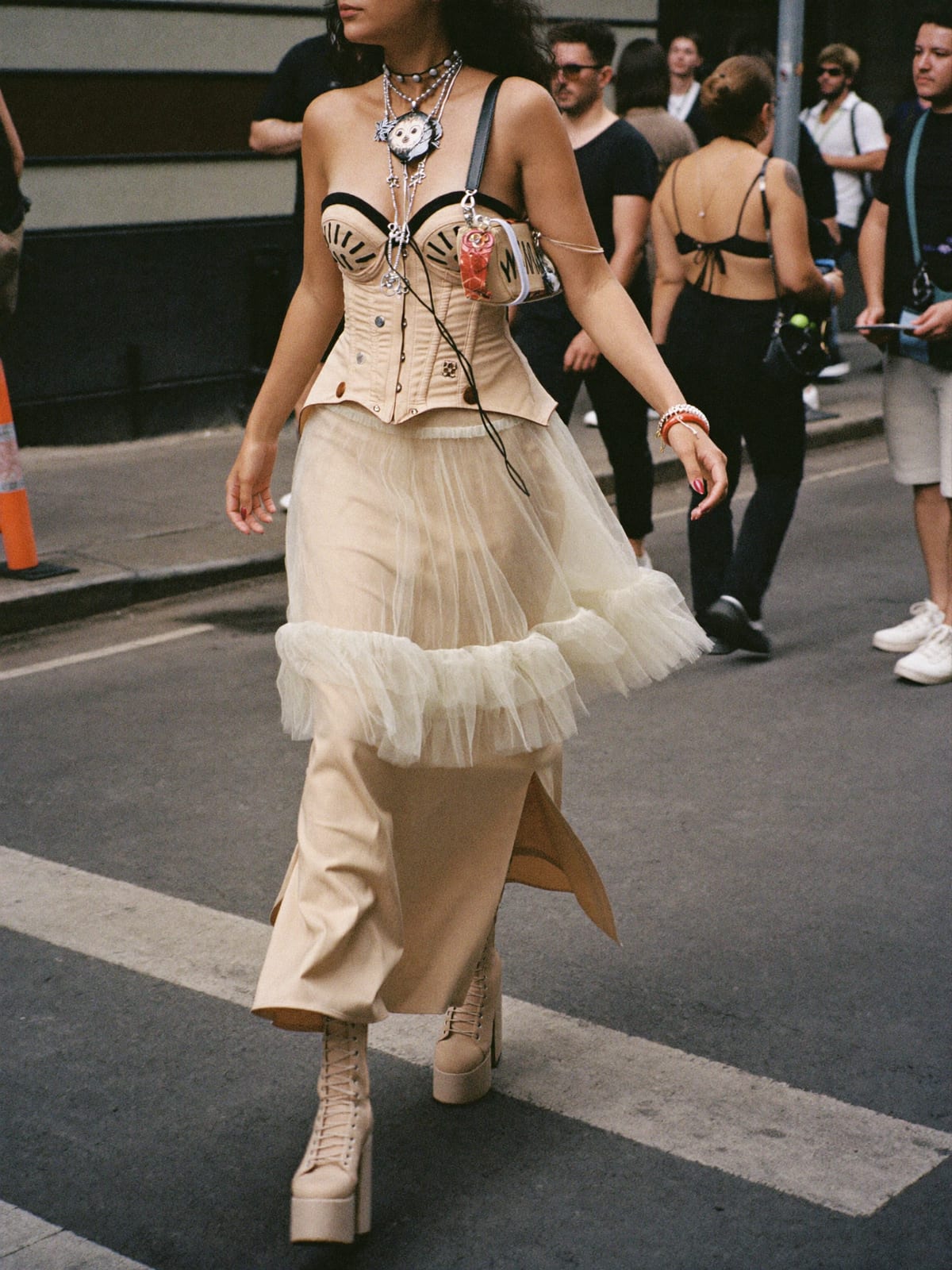 Corset Drama outfit for Las Fallas: corset or bustier, tulle skirt or wide cargos, lace-up platform boots