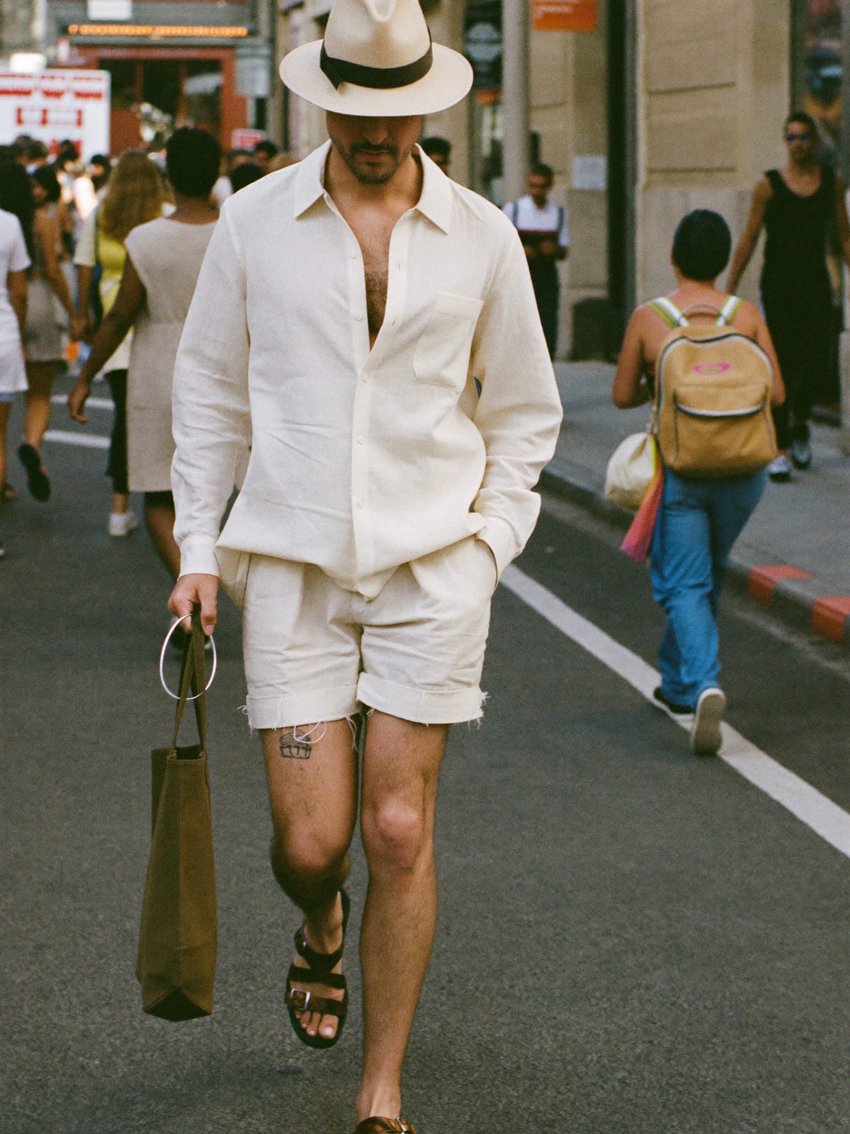 Linen Minimal outfit for Las Fallas: linen camp-collar shirt, tailored linen shorts, leather sandals