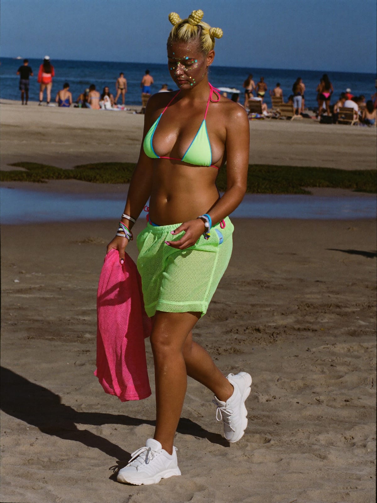 Neon Rave outfit for Medusa Festival: UV-reactive bikini top or bodysuit, neon shorts or mesh skirt, chunky white trainers