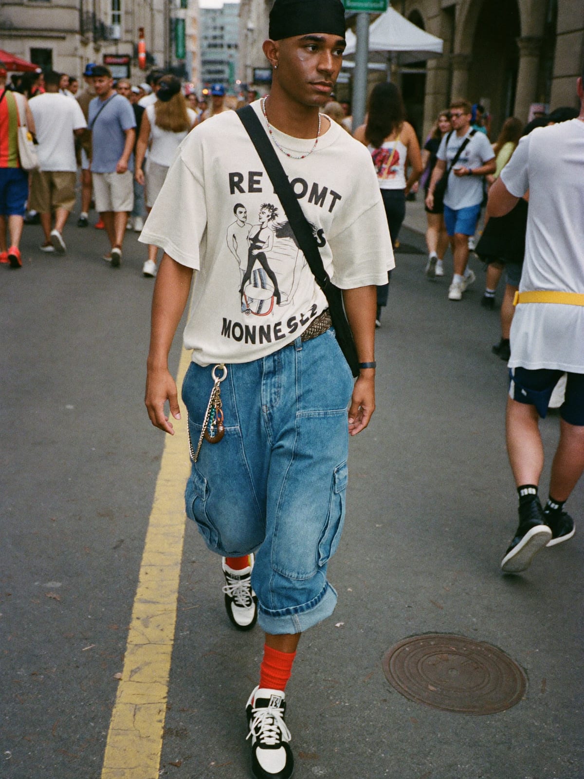 Street Heat outfit for Montreux Jazz Festival: oversized graphic tee or jersey, baggy denim or cargo shorts, statement sneakers