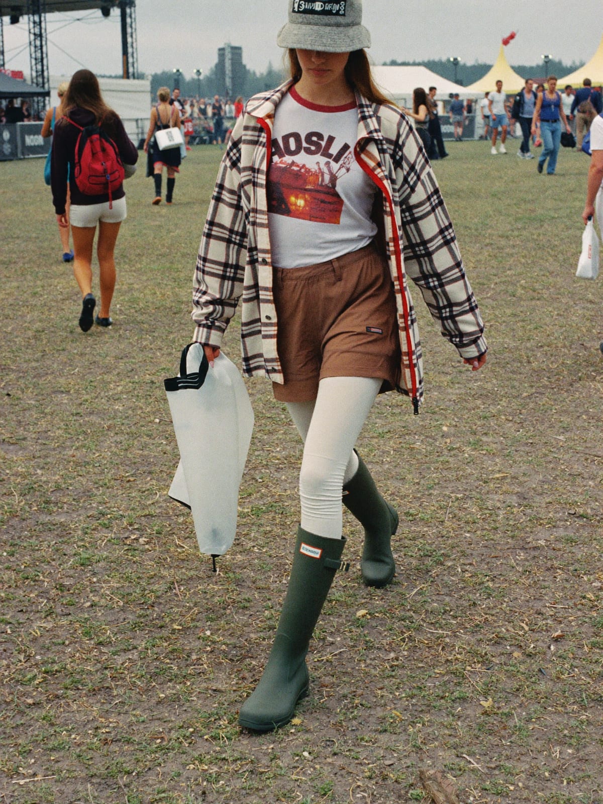 Field Grunge outfit for Paléo Festival: band tee, oversized flannel or denim jacket, shorts over thermal leggings