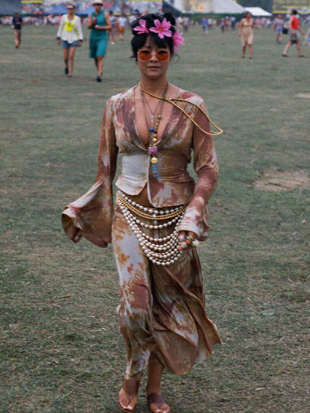 Flower Power outfit for Paléo Festival: tie-dye or paisley maxi, bell-sleeve blouse, flat leather sandals