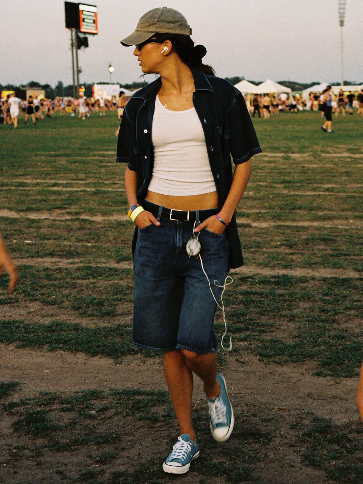 Jorts & Tank outfit for Paléo Festival: denim jorts, ribbed tank or open camp shirt, canvas or retro runners