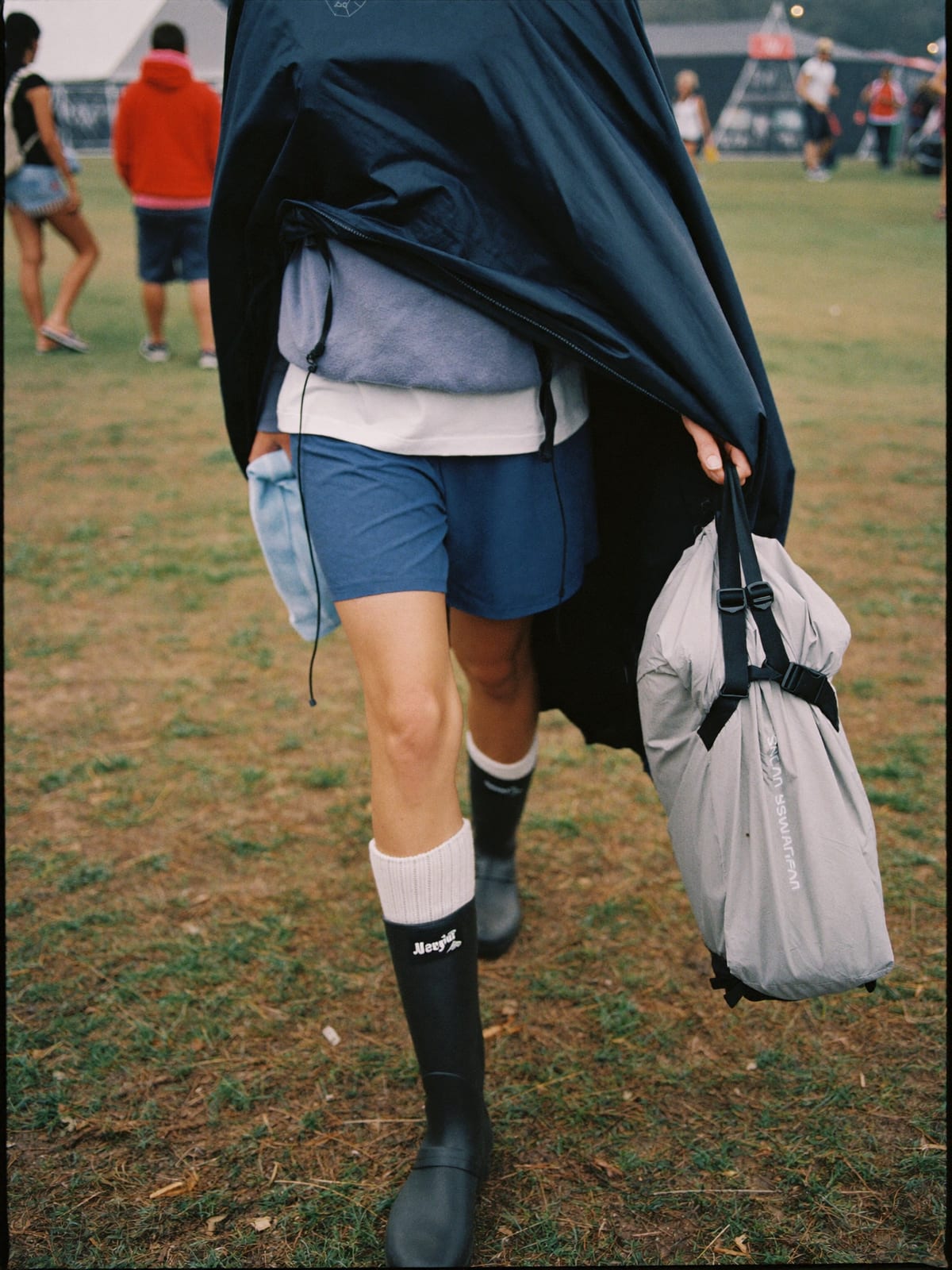 Mud-Proof Practical outfit for Paléo Festival: waterproof poncho, wellington boots with thick socks, fleece mid-layer