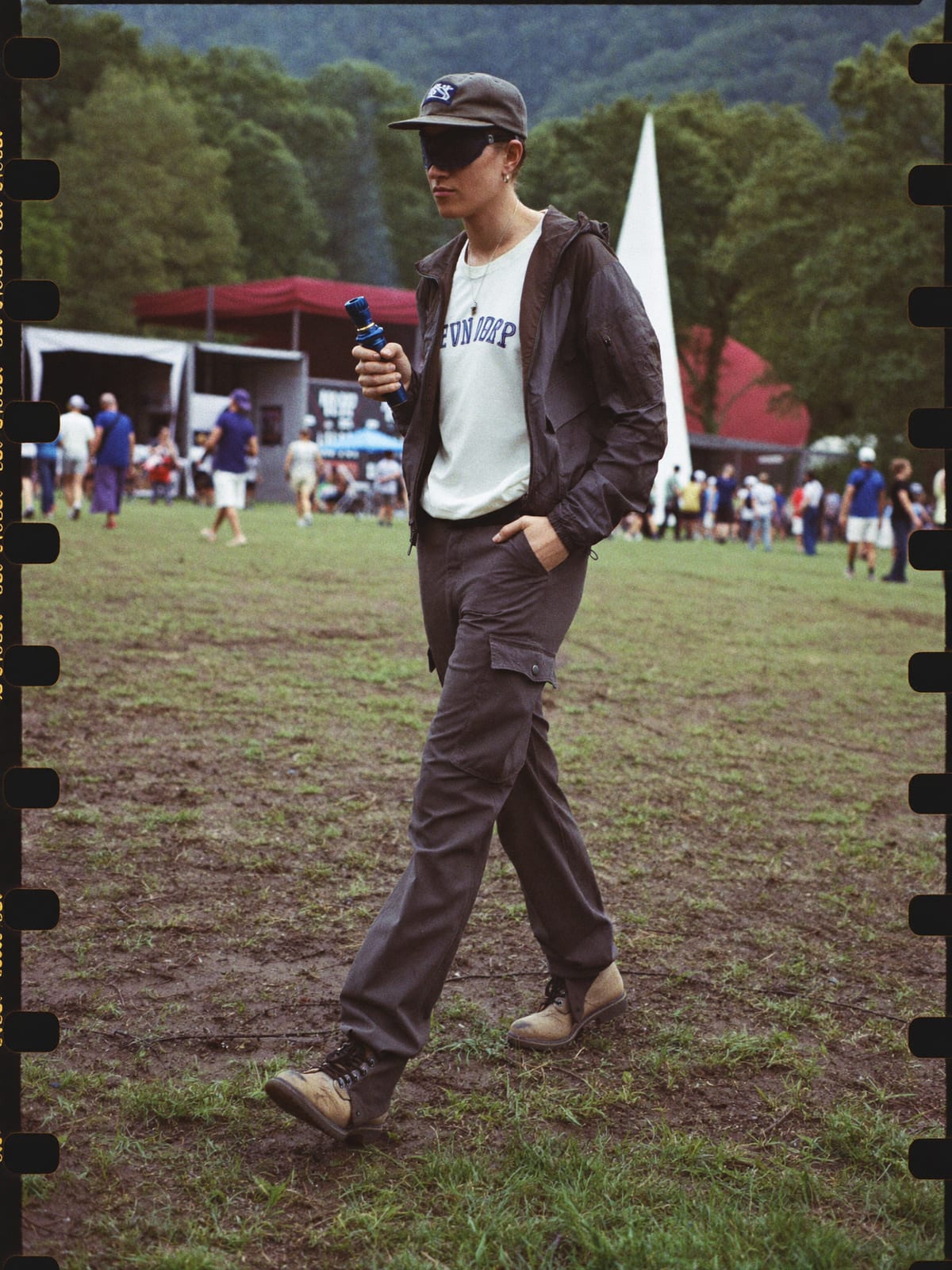 Camp Utility outfit for Paléo Festival: cargo trousers with real pockets, moisture-wicking tee, packable windbreaker