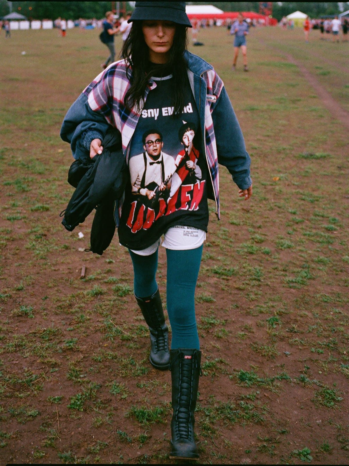Field Grunge outfit for Pol’and’Rock Festival: band tee, oversized flannel or denim jacket, shorts over thermal leggings