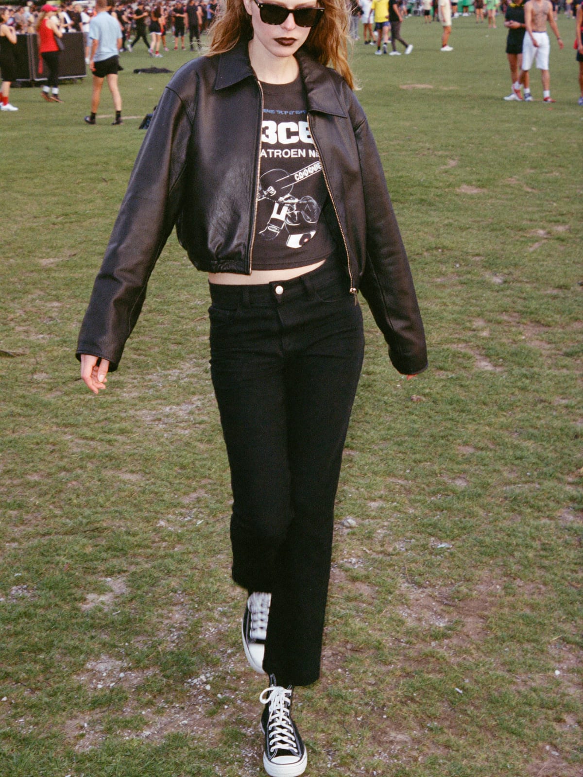 Indie Sleaze outfit for Pol’and’Rock Festival: cropped leather jacket, vintage band or slogan tee, skinny or straight black jeans