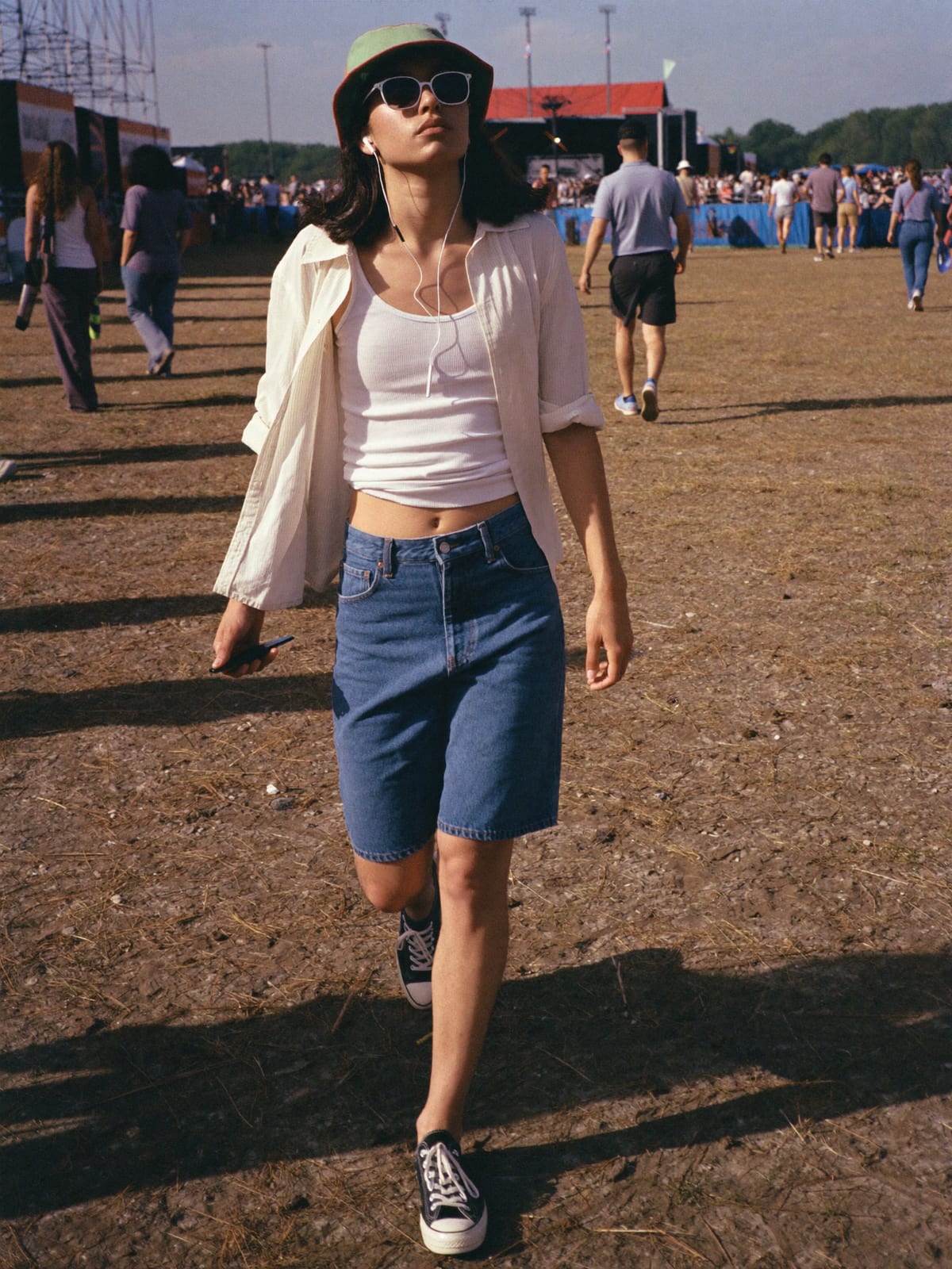 Jorts & Tank outfit for Pol’and’Rock Festival: denim jorts, ribbed tank or open camp shirt, canvas or retro runners