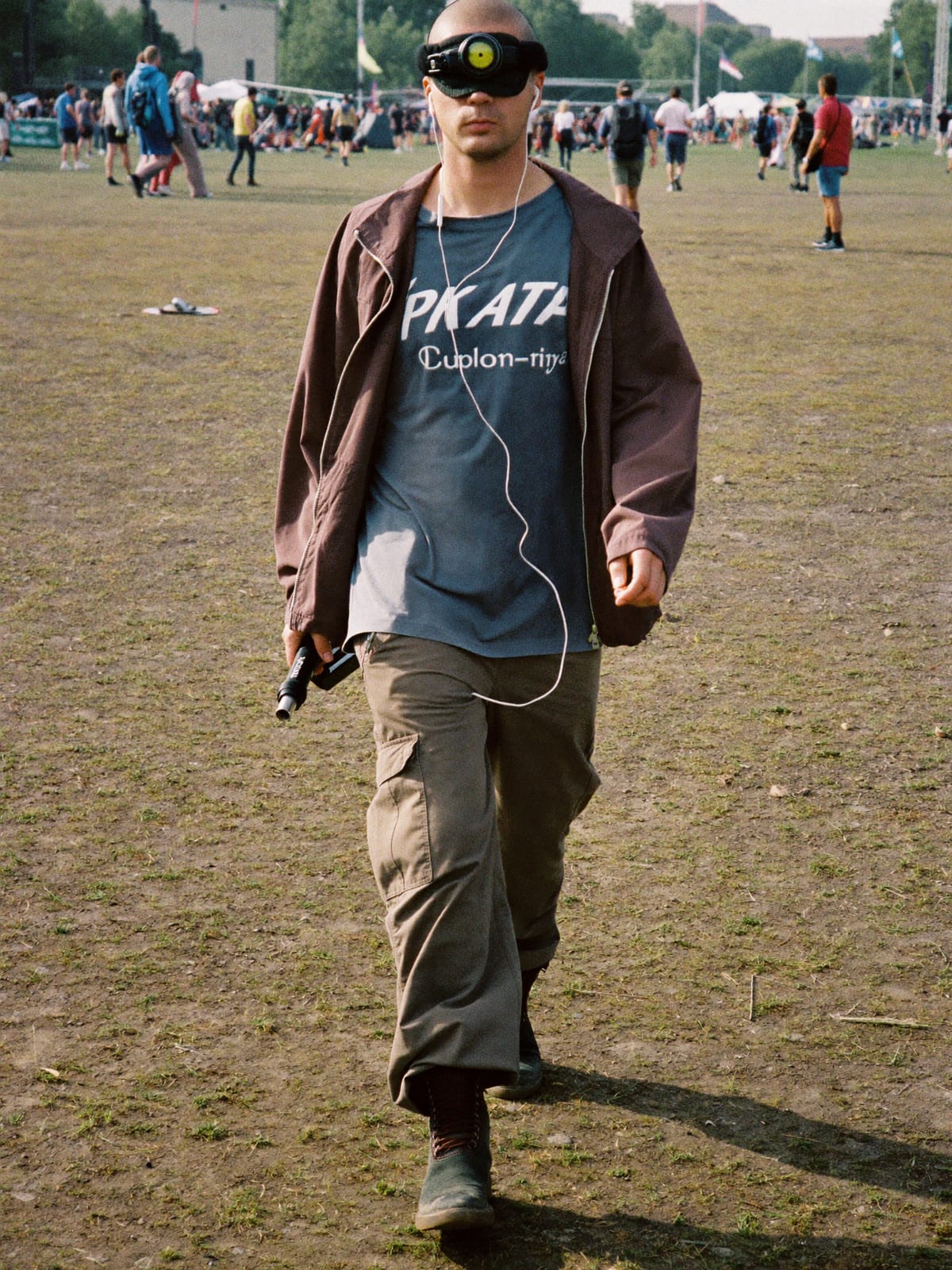 Camp Utility outfit for Pol’and’Rock Festival: cargo trousers with real pockets, moisture-wicking tee, packable windbreaker