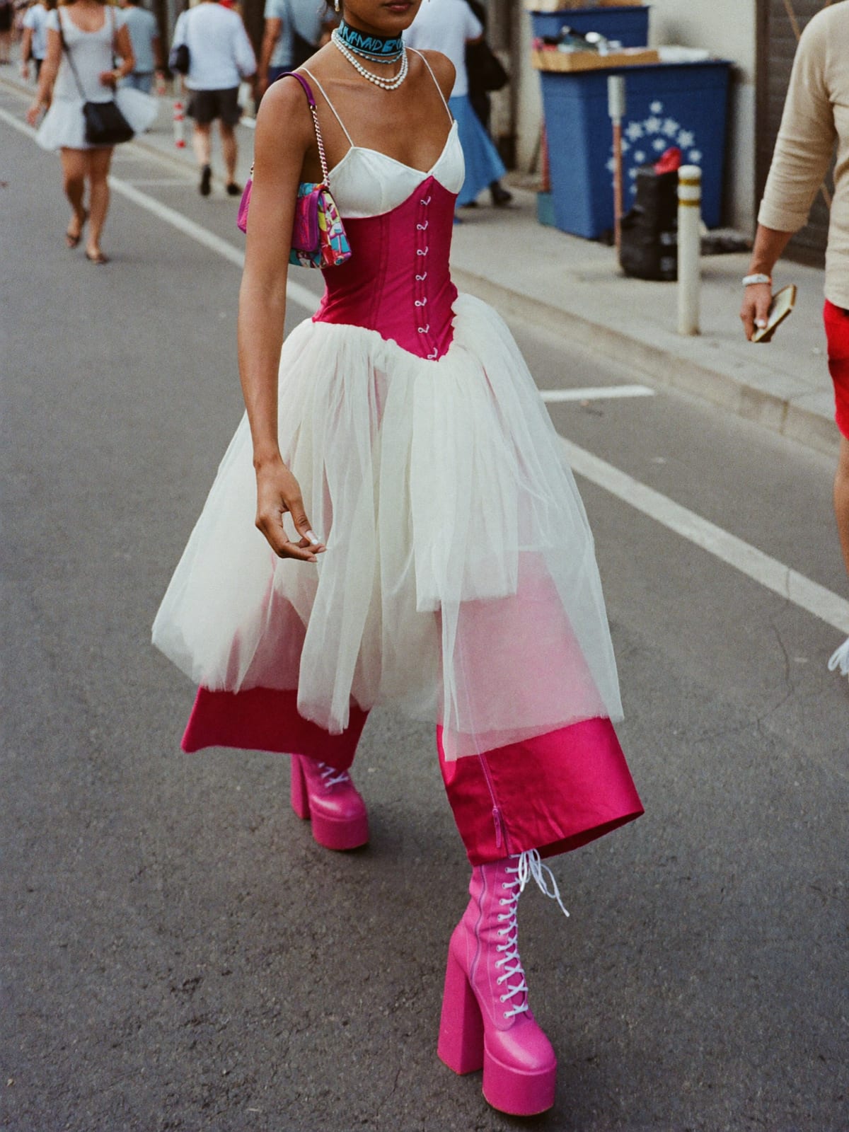 Corset Drama outfit for Salvador Carnival: corset or bustier, tulle skirt or wide cargos, lace-up platform boots