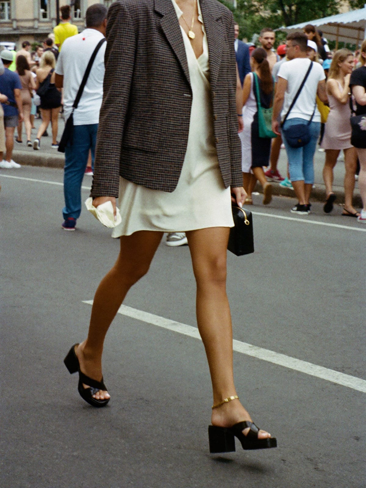 City Elegant outfit for San Fermín: slip or shirt dress, tailored blazer for the evening, block-heel sandals or loafers