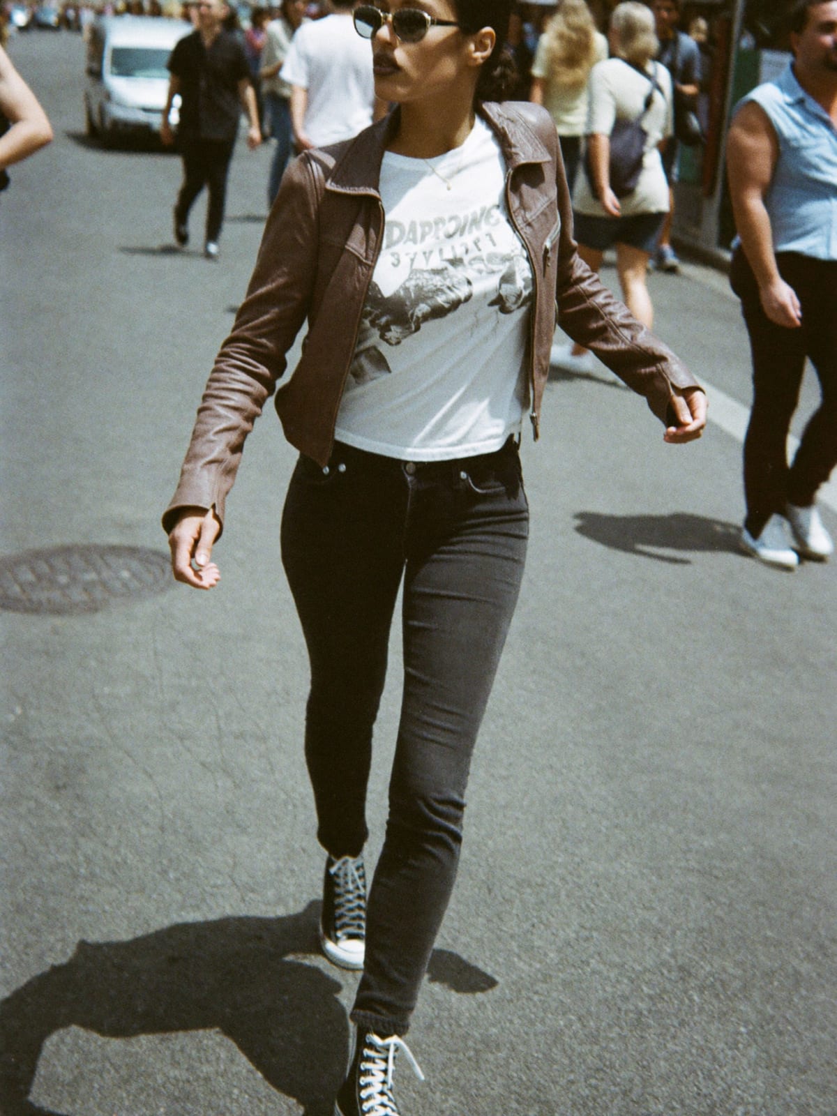 Indie Sleaze outfit for San Fermín: cropped leather jacket, vintage band or slogan tee, skinny or straight black jeans