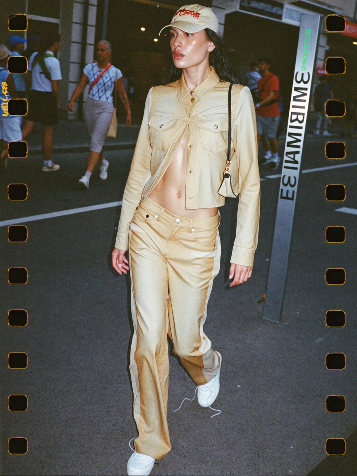 K-Wave Clean outfit for Zurich Street Parade: matching cropped set, wide-leg trousers, clean white sneakers