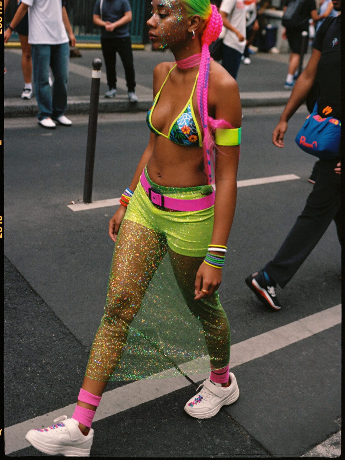Neon Rave outfit for Zurich Street Parade: UV-reactive bikini top or bodysuit, neon shorts or mesh skirt, chunky white trainers