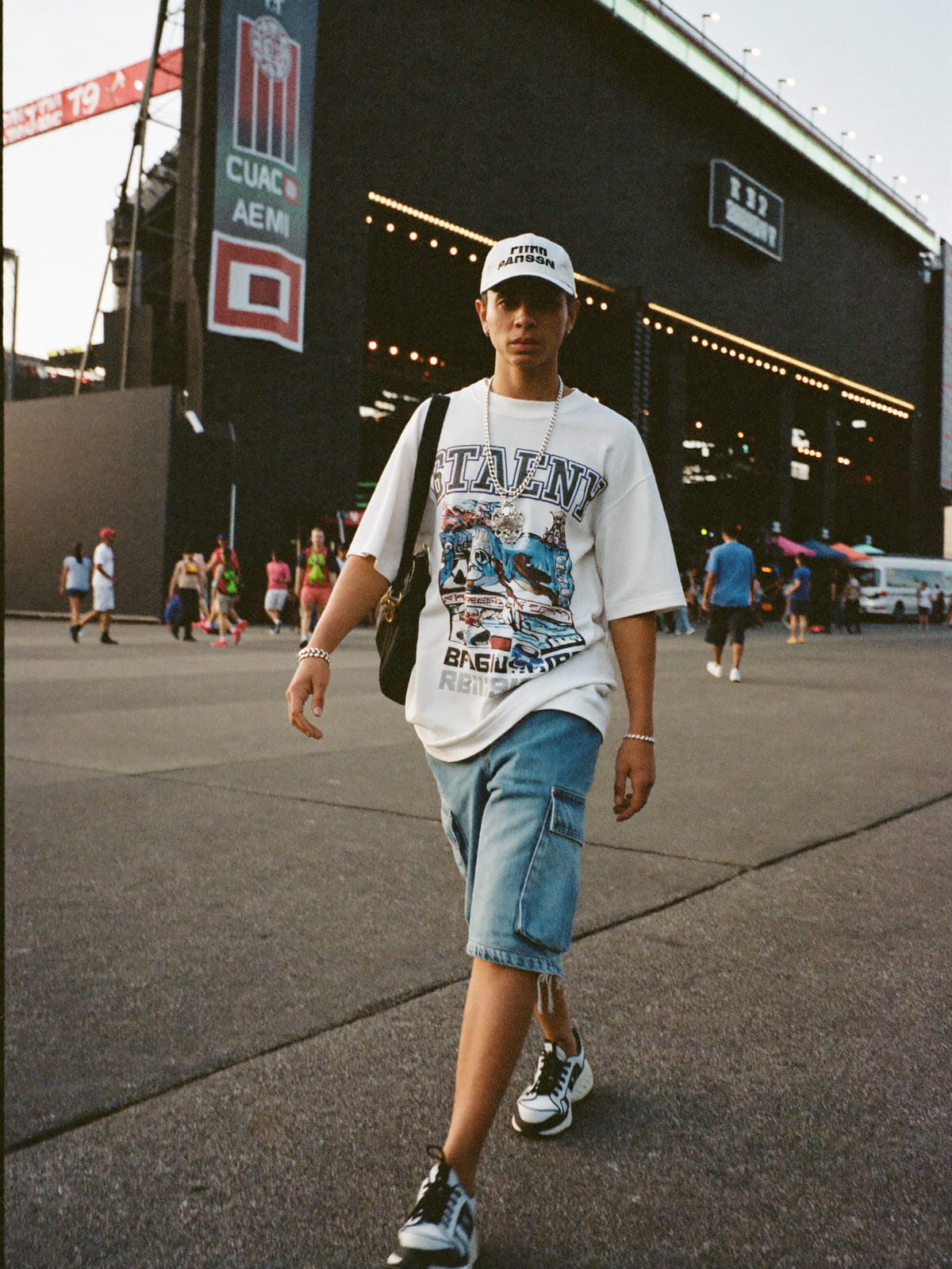Street Heat outfit for Summer Sonic: oversized graphic tee or jersey, baggy denim or cargo shorts, statement sneakers