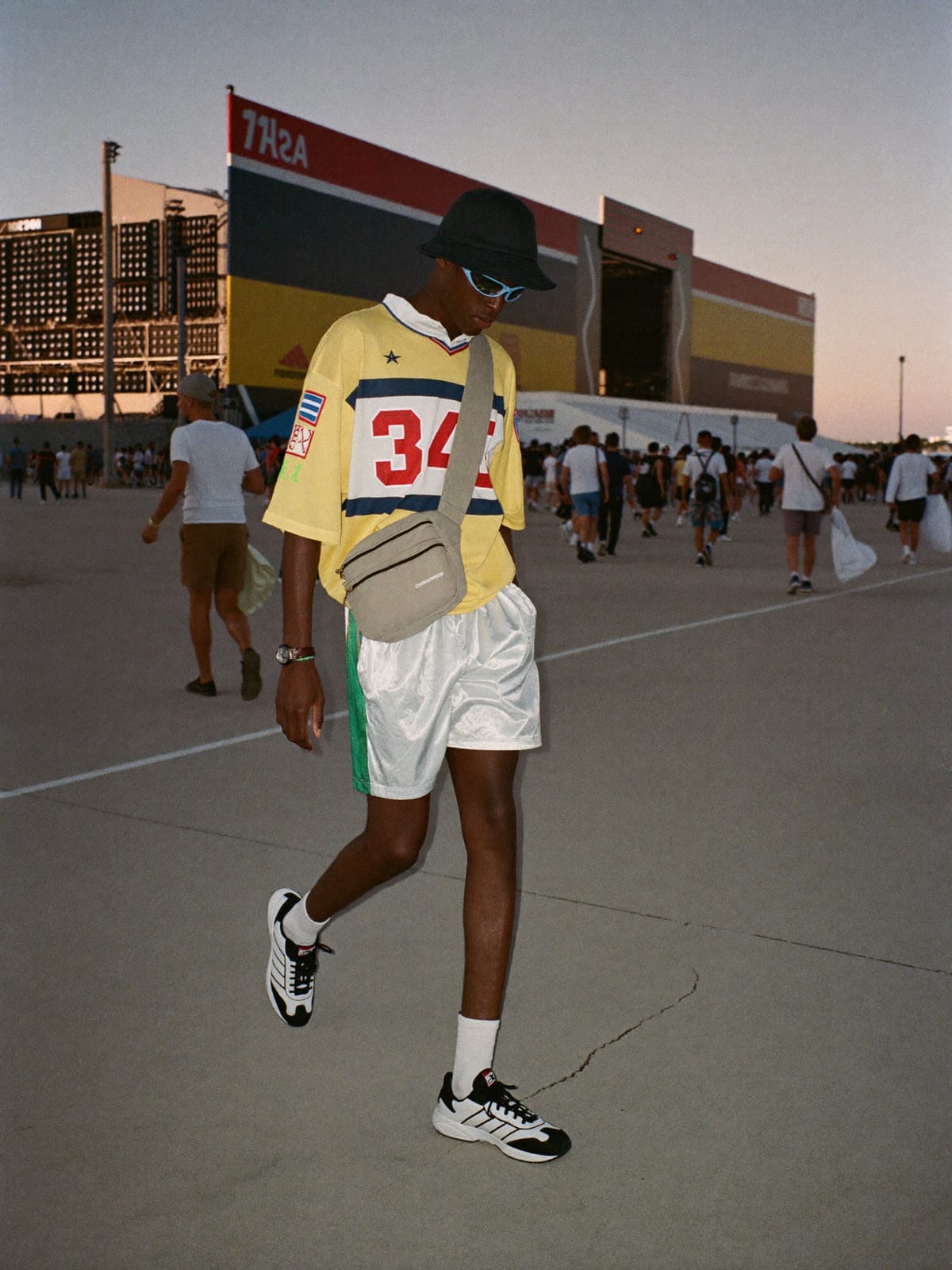Jersey Core outfit for UNTOLD: retro football or racing jersey, mesh or nylon shorts, terrace trainers