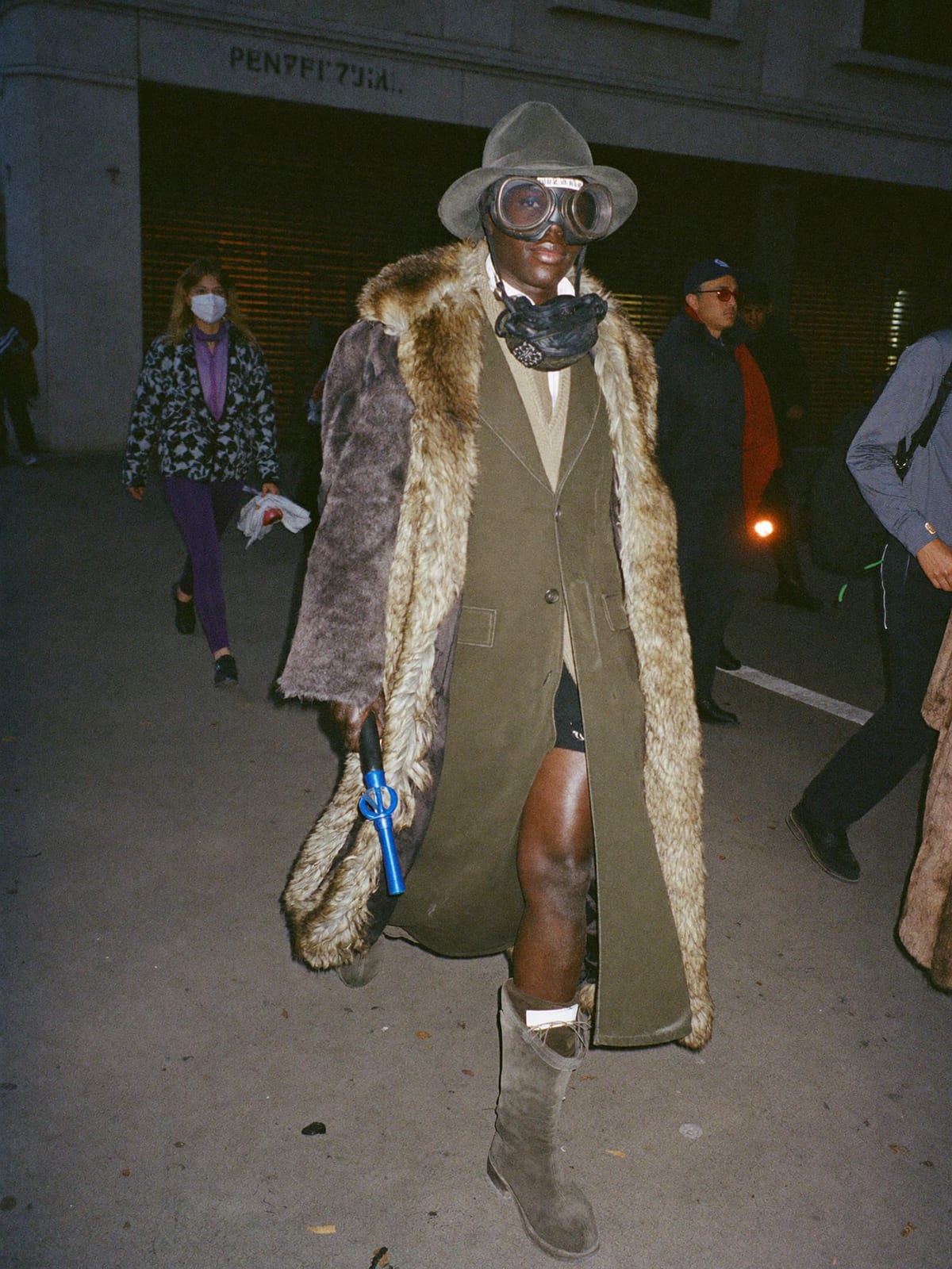 Dust-Proof Playa outfit for Venice Carnival: expressive layered costume, dust goggles, faux fur or utility coat for the night
