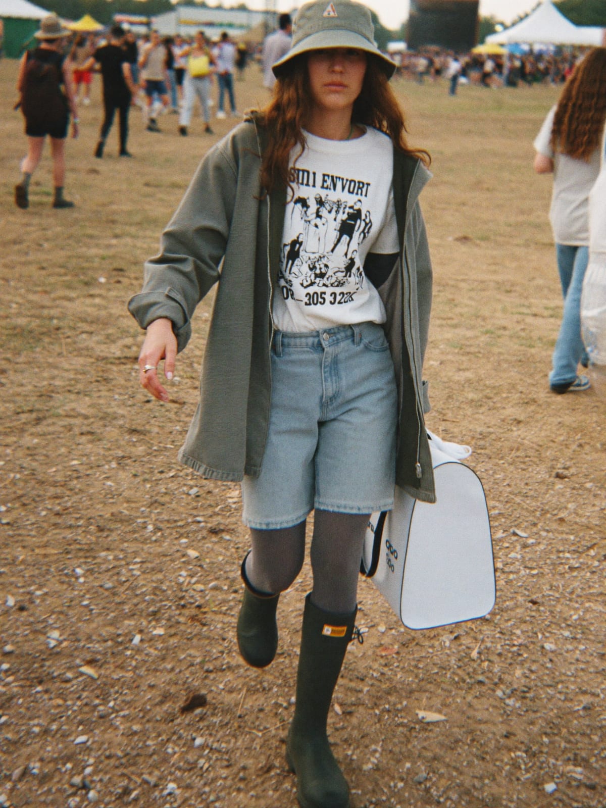 Field Grunge outfit for Zwarte Cross: band tee, oversized flannel or denim jacket, shorts over thermal leggings